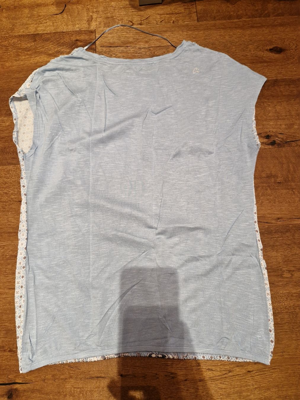 Comma T-shirt: Commas Shirt, Grösse 36, hellblau mit Muster, neuwertig – Nuovo (secondo la descrizione) da Bottmingen venduto da mbrunetti1 4