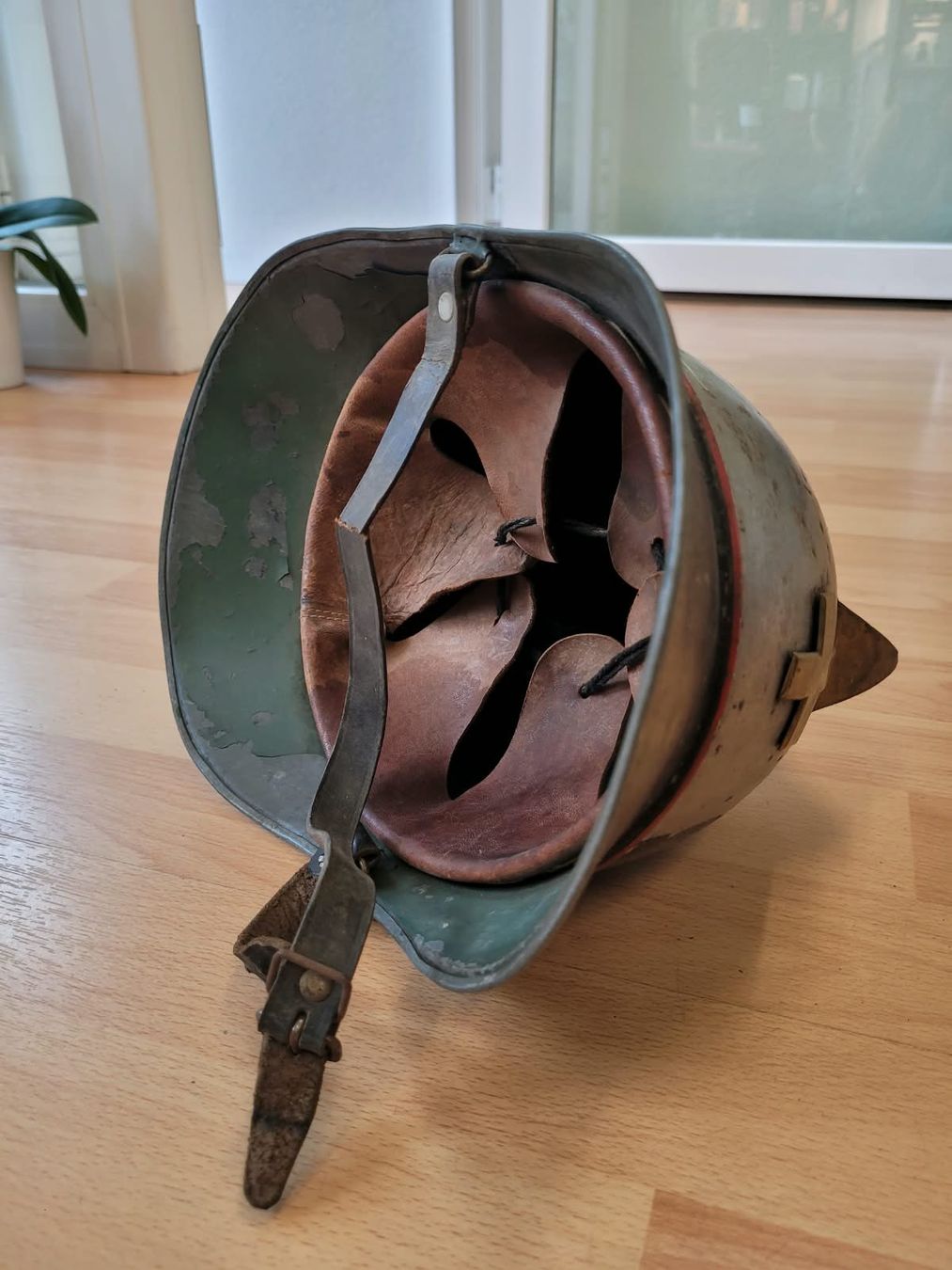 Feuerwehr: Antiker Schweizer Feuerwehrhelm ca. 1920er – Gebraucht aus Sonceboz-Sombeval von ter_9rc5 3