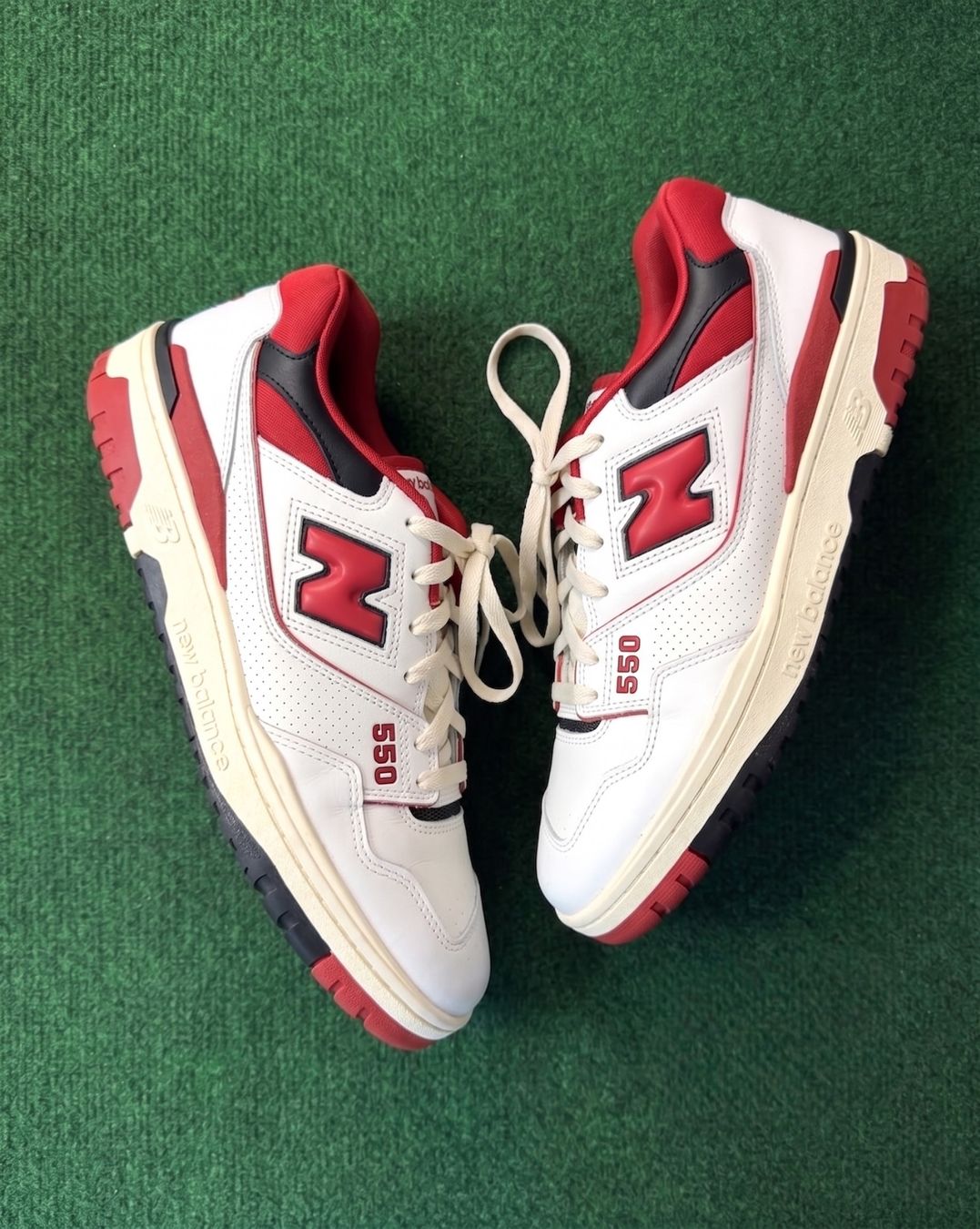 New Balance Scarpe da uomo: New Balance 550 Red/White – Usato da Lausanne venduto da Kallista-Atelier