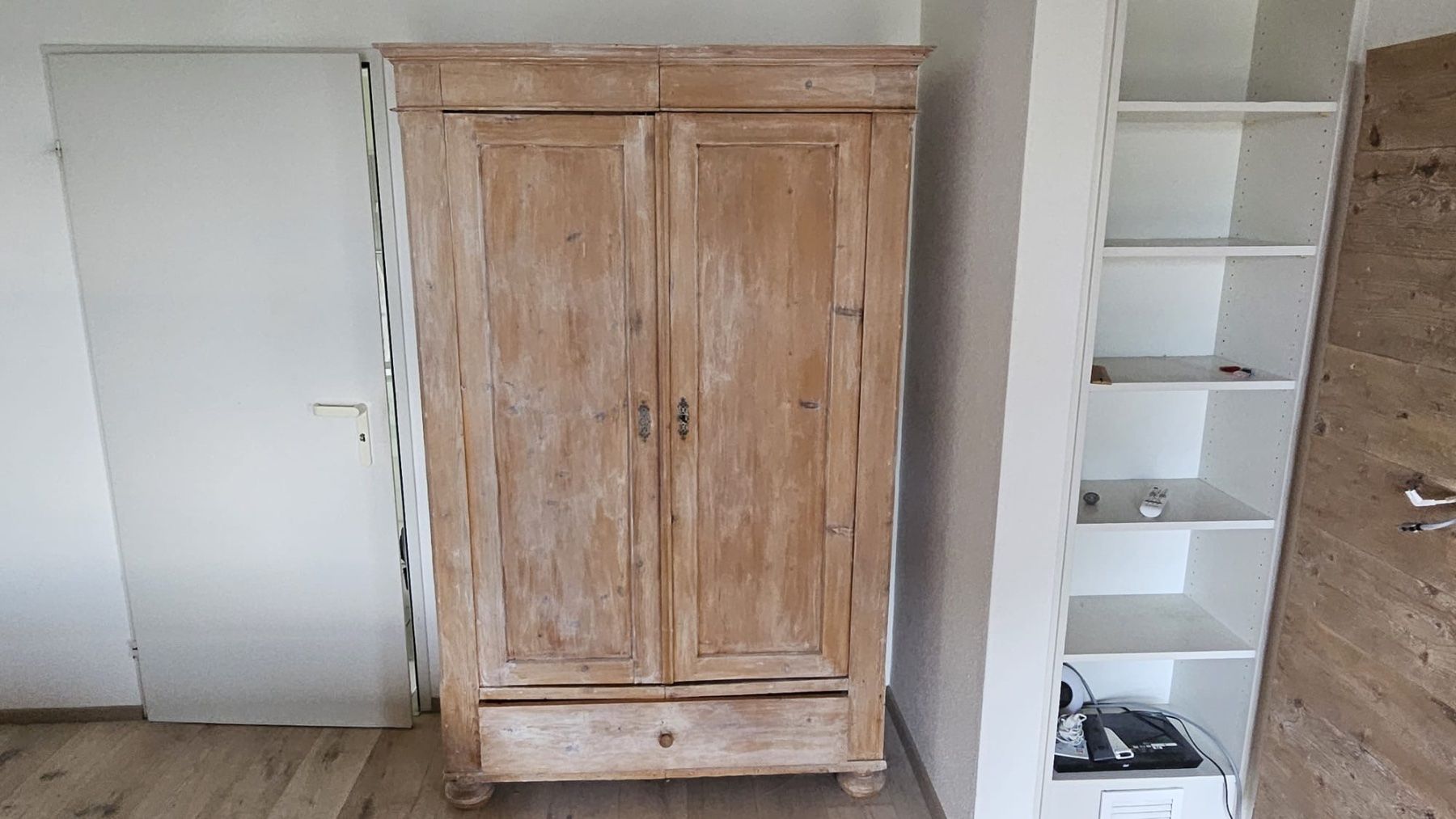 Armadi: Schöner Weichholzschrank – Usato da Schaffhausen venduto da kha_wh59 1