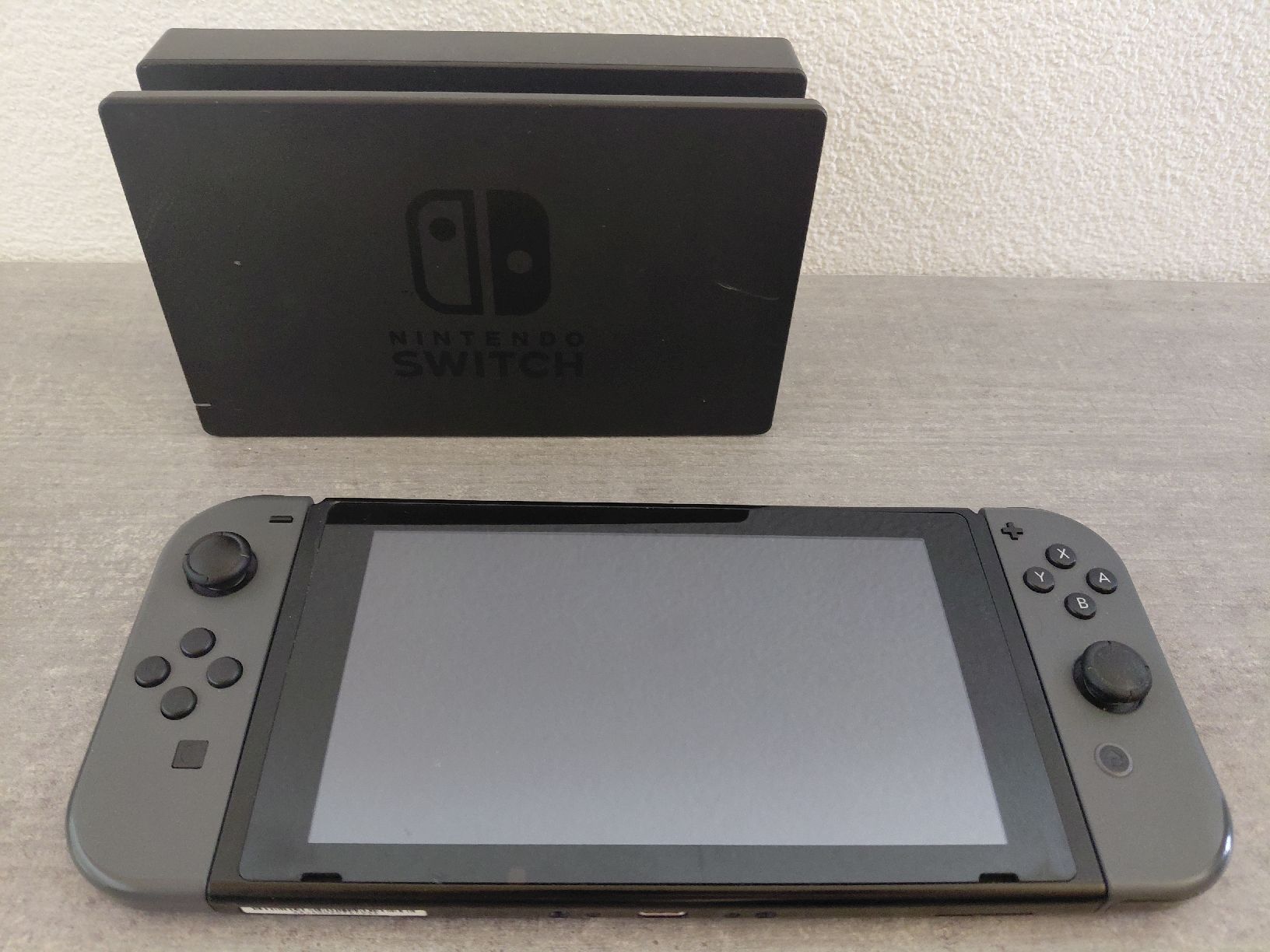 Nintendo Console: Nintendo Switch mit 2 Joy-Con Sets – Usato da Steckborn venduto da Kessi14 2
