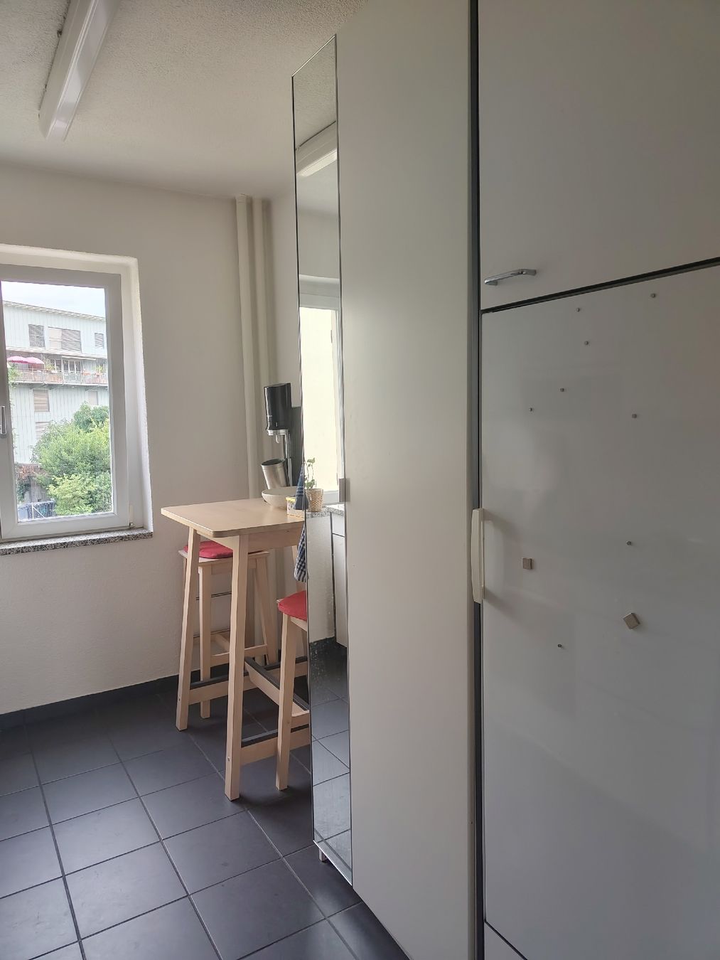 Ikea Schränke: Hoher Schrank Weiss mit Spiegel – Gebraucht aus Zürich von mar_f5d7 2