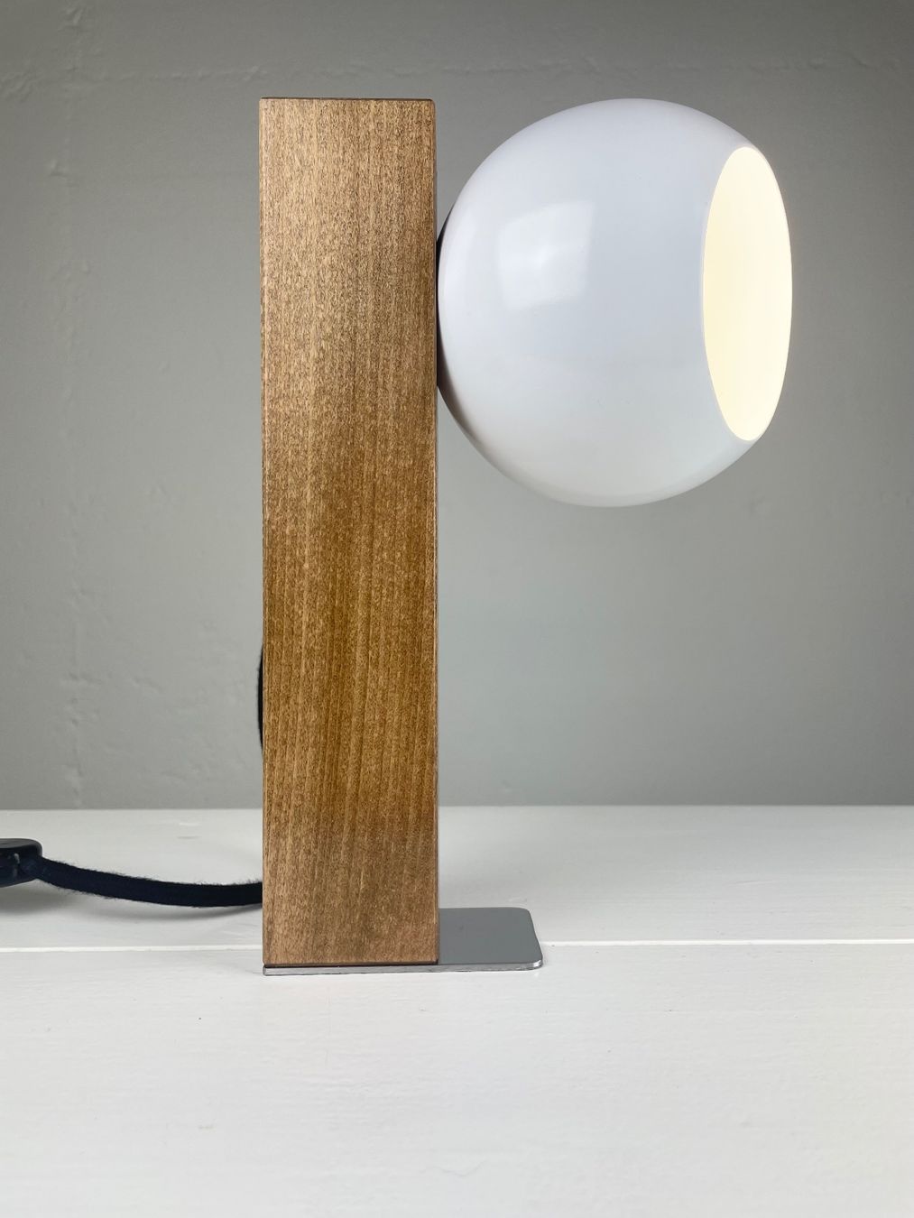Lampade: Magnetic Eyeball Table Lamp – Usato da Genthod venduto da lightyear63 1