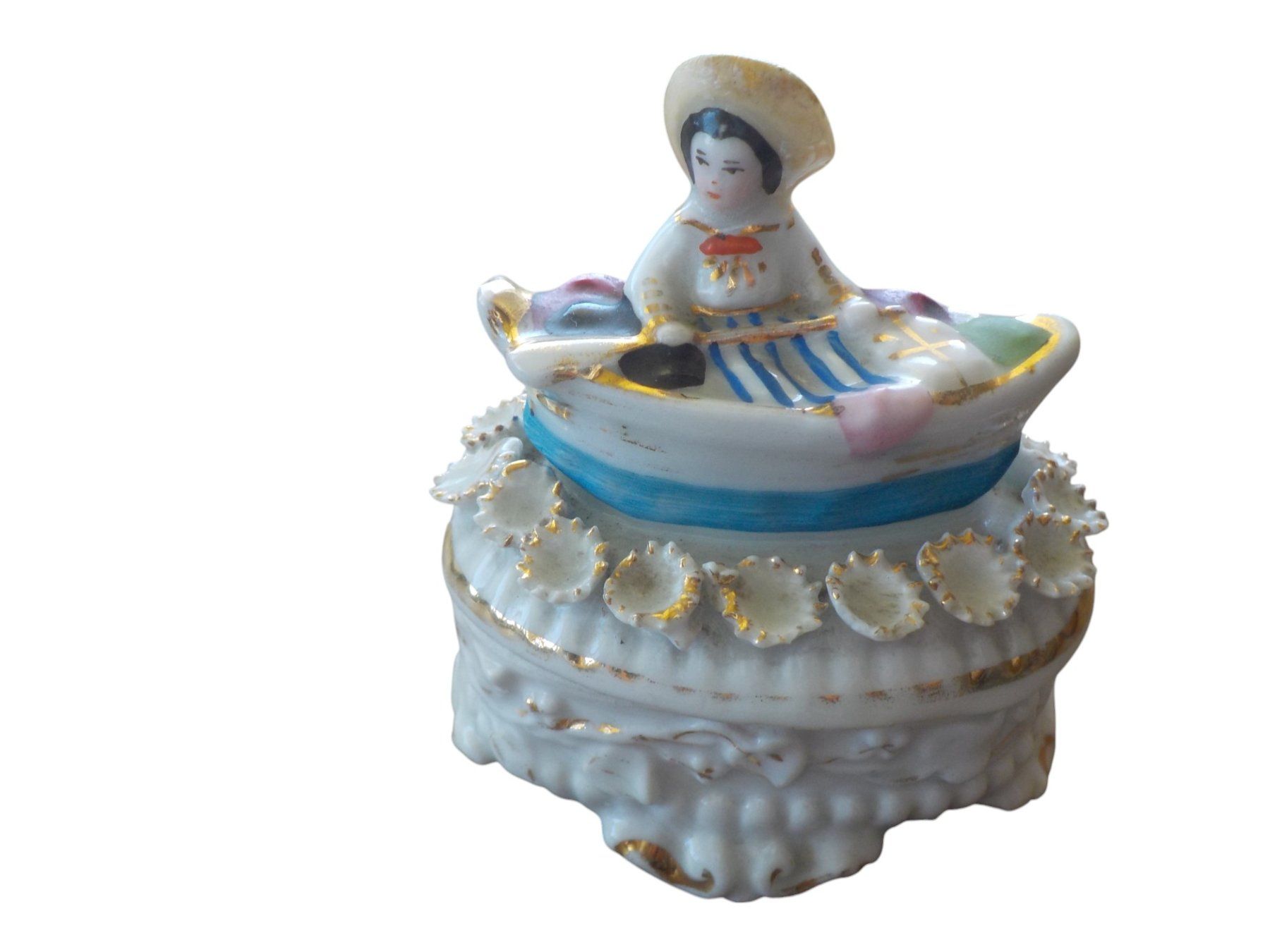 Statuette: Porzellanfigur Junge in Boot  Deckeldose 1900 – Usato da Mörschwil venduto da antiksalon 1