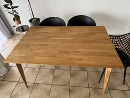Table en bois massif scandinave, style moderne.