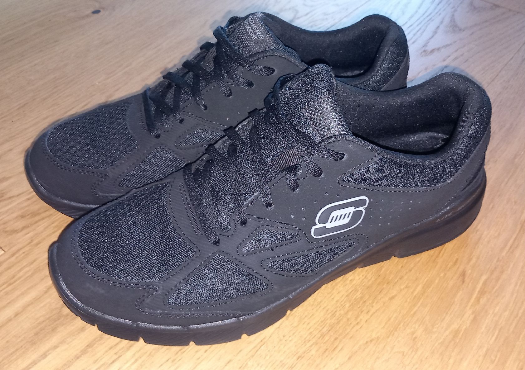 Skechers Scarpe da uomo: Skechers air cooled  memory foam 43 – Nuovo (secondo la descrizione) da Tramelan venduto da fab_rvs8