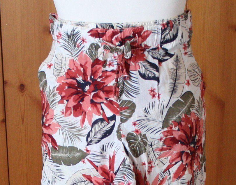 Pantaloni: Hose ESMARA bunt Gr. 46 NEU – Usato da Flüelen venduto da Diversicum-Curvy 1