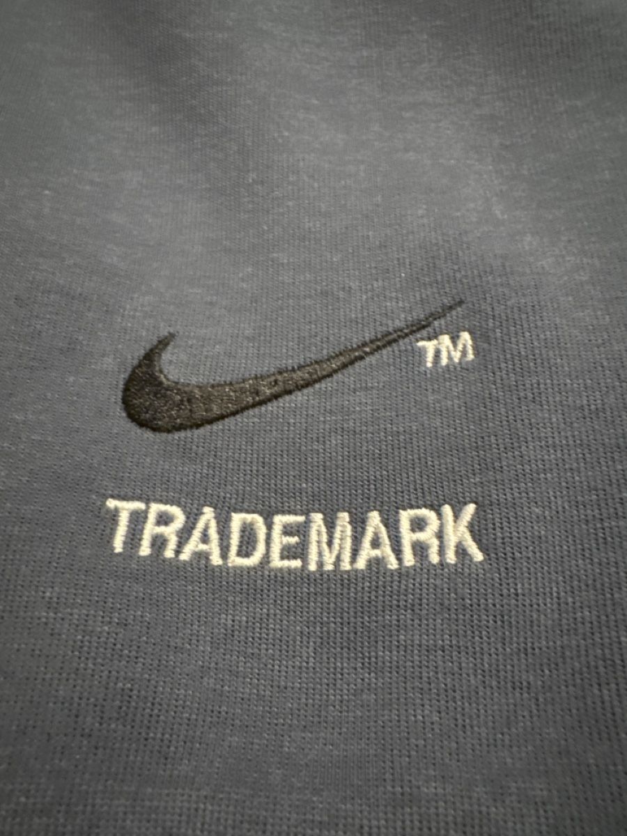Nike Pullover & Sweatshirts: Pull Nike XL bleu marine et blanc, état impeccable! – Neu (gemäss Beschreibung) aus Fribourg von cat_tb68 3