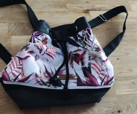 Trendiger Sommerrucksack mit Blumenmuster - Handgemacht!