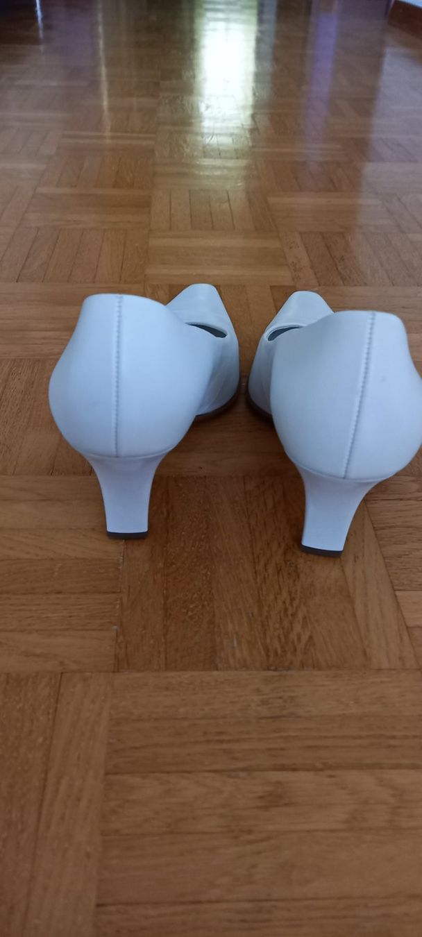 Gabor Scarpe da donna: Weisse Pumps der Marke Gabor Grösse 38 – Usato da Frick venduto da sika1960 1