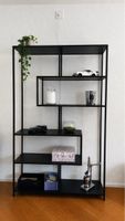 Minimalistisches Metallregal