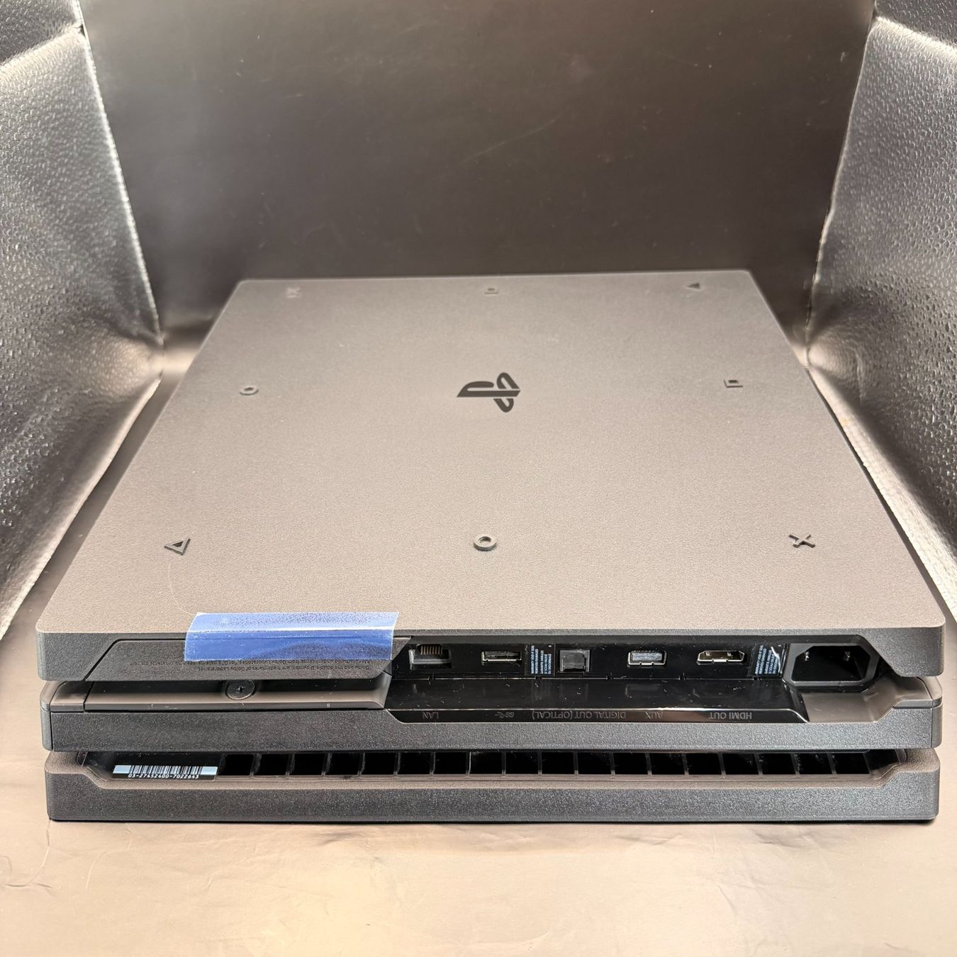 Sony Console: Sony PlayStation 4 Pro 1TB Schwarz – Usato da Düdingen venduto da Nerdworld 4