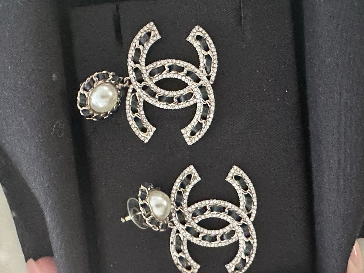 Chanel Ohrringe & -stecker: Chanel Ohrringe mit Perlen – Gebraucht aus Frick von Soleil4658 5