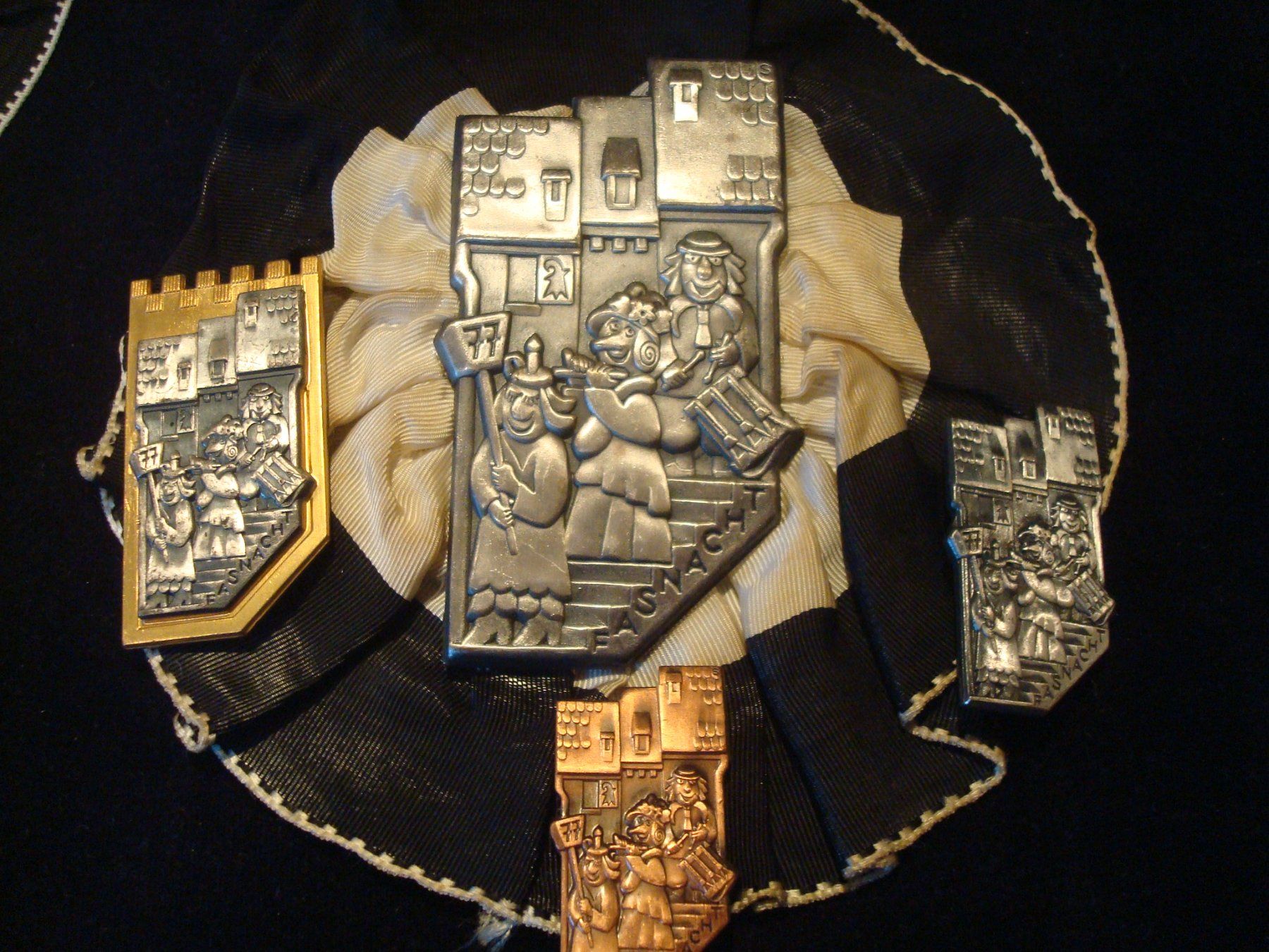 Placchette & Badge: Plakette Basel Zug Silber 1977 mit Rosette + Satz – Usato da Riehen venduto da Baerewaegli