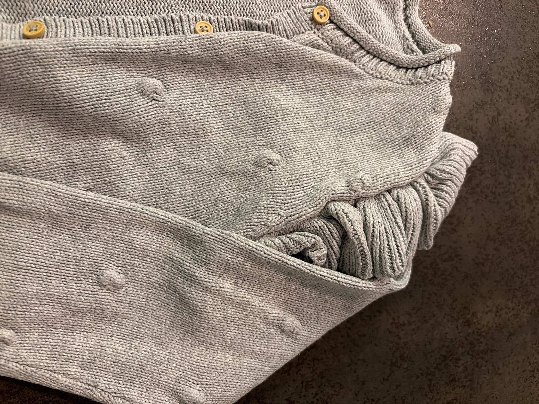 Maglioni & Felpe: Strickjacke Vertbaudet grau mit Rüschen; Gr. 86 – Usato da Brüttisellen venduto da val_r8g6 2