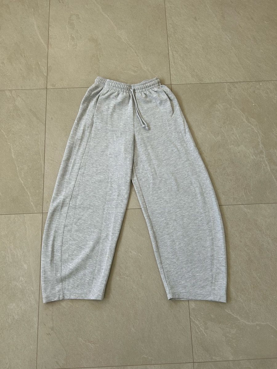 Bershka Pantaloni: Bershka Jogginghose Grau – Usato da Überstorf venduto da Bruecom