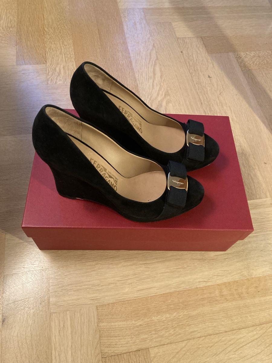 Salvatore Ferragamo Scarpe da donna: Ferragamo Wedges Black Suede Size 7.5C – Usato da Zürich venduto da Maki333 3