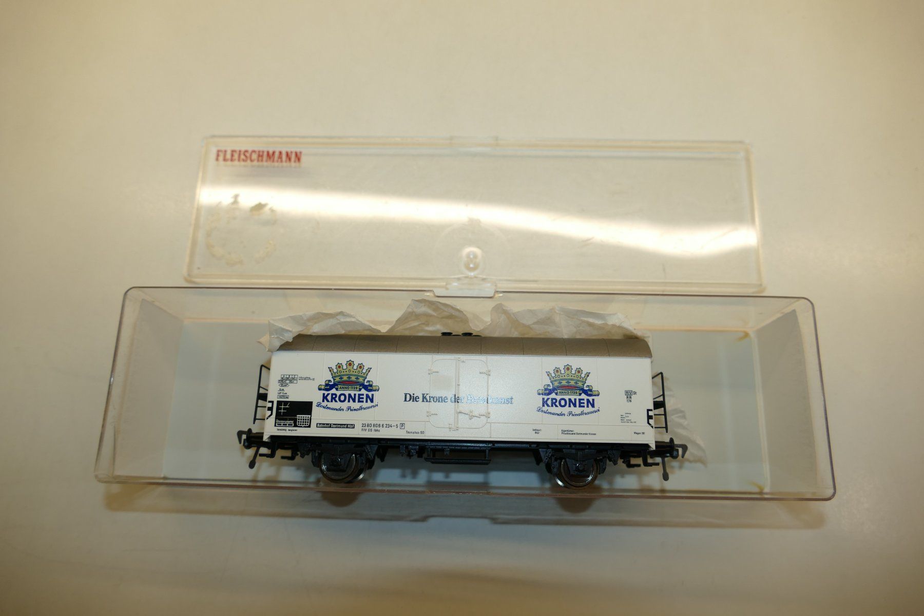 Fleischmann Modellini di ferrovie: Fleischmann H0: DB Kühlwagen "Kronen Bier" – Nuovo e nell'imballaggio originale da Niederhasli venduto da rail-duerst