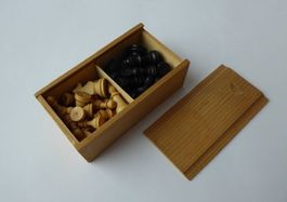 32 Schachfiguren, Staunton, aus Holz, Box, König 6cm, antik
