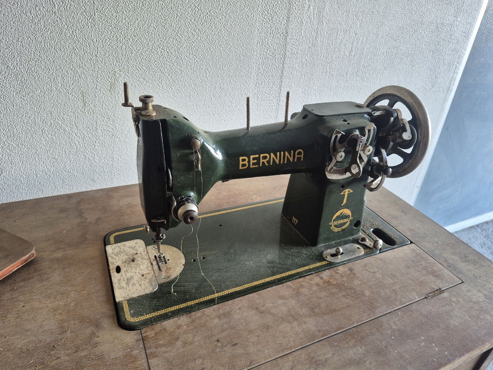 Bernina Nähmaschinen: Alte Bernina Nähmaschine  – Defekt aus Ulmiz von P.stauffer