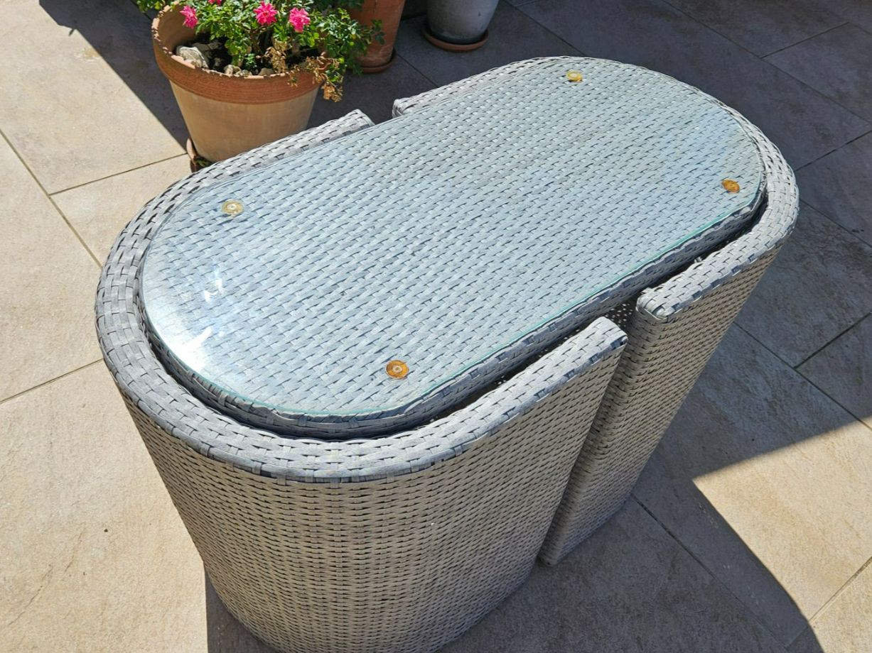 Set di tavolo e panche: Balkonset Tisch und Stühle – Usato da Dänikon ZH venduto da solamago 2