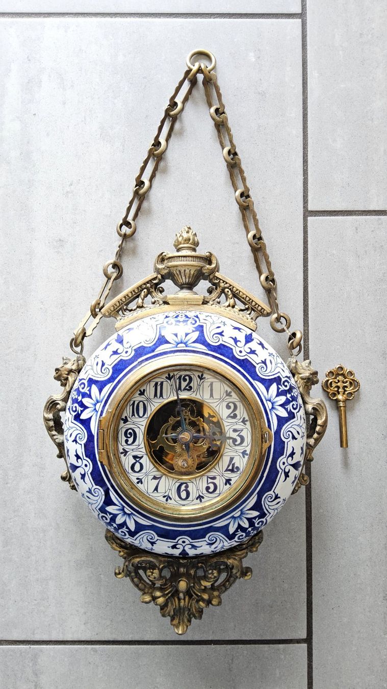 Orologi da terra & Orologi da parete: Antique pendule murale en faïence et bronze – Usato da Malleray venduto da Frederic24