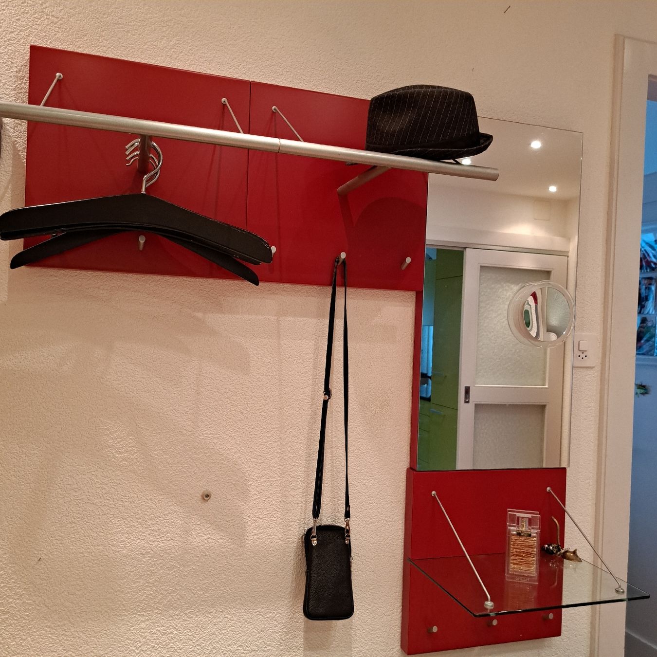 Pfister Guardaroba: rote Garderobe modern mit kleiner Glasablage – Usato da zürich venduto da fullerulle