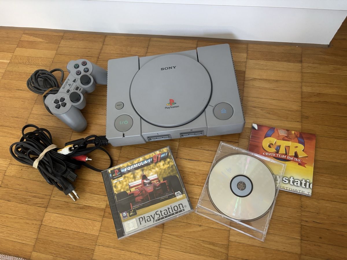 Sony Konsolen: Sony PlayStation 1 inkl. Controller, Spiel und Poster – Gebraucht aus Zürich von Eves.vintage.element