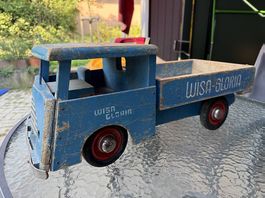 Camion ancien en bois