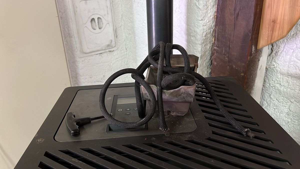 Altri mobili d'antiquariato: Haas Pelletofen gebraucht, 8 KW – Usato da Basel venduto da Anlika4 1