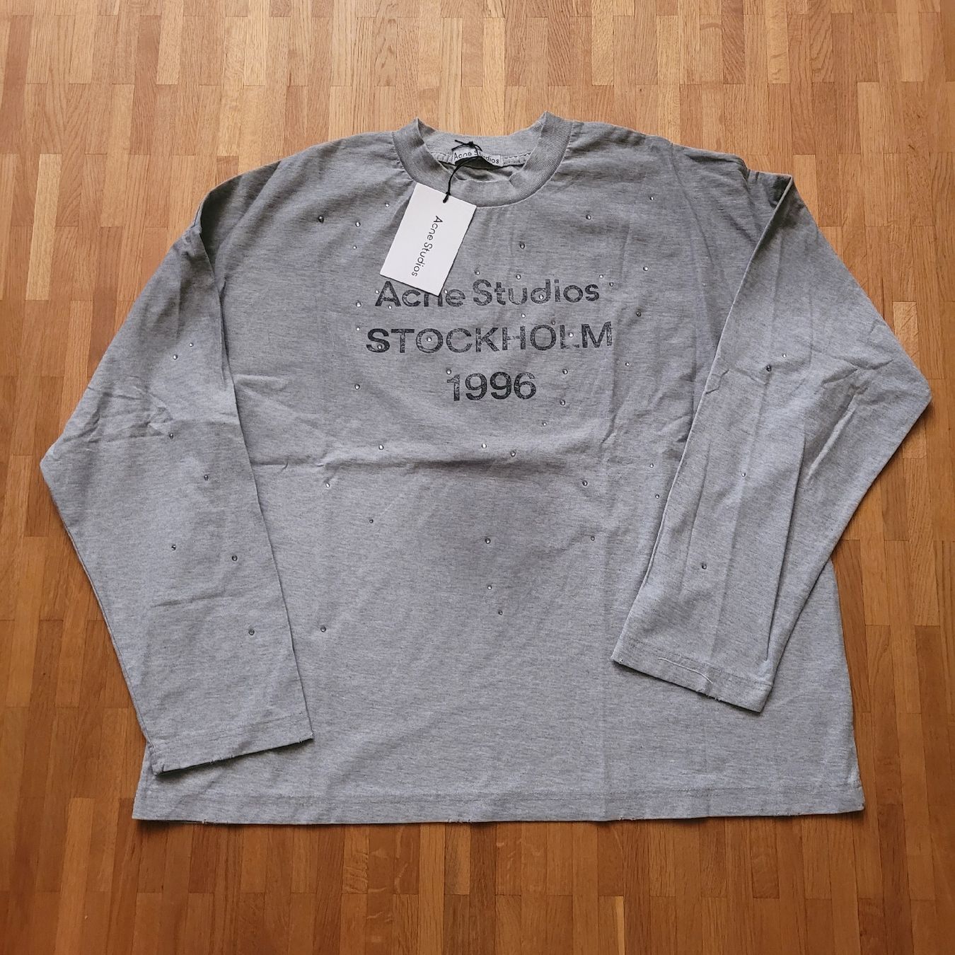 Acne Studios T-Shirts: Acne Studios Rhinestone Longsleeve Gr. M – Neu und originalverpackt aus Triengen von noa_m5nl