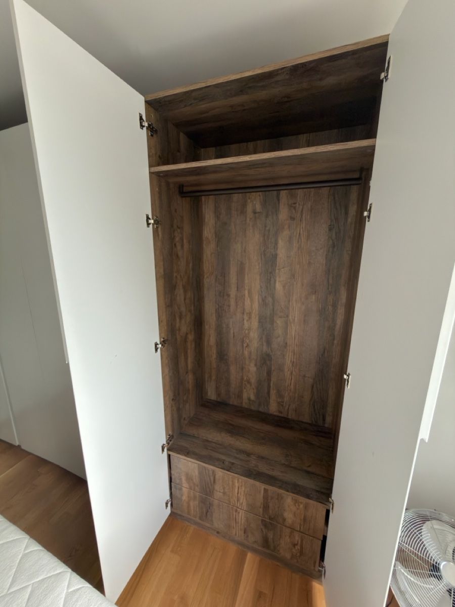 Armadi: Kleiderschrank weiss mit Holzdekor – Usato da Leibstadt venduto da Maki724 4