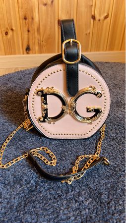 Elegante Handtasche mit goldenen Details - kaum getragen