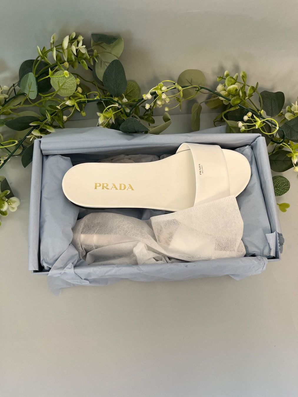 Prada Scarpe da donna: Prada Lackleder Slides Weiss Gr. 38 Neu mit Box – Nuovo (secondo la descrizione) da Lausanne venduto da S_luxury 2