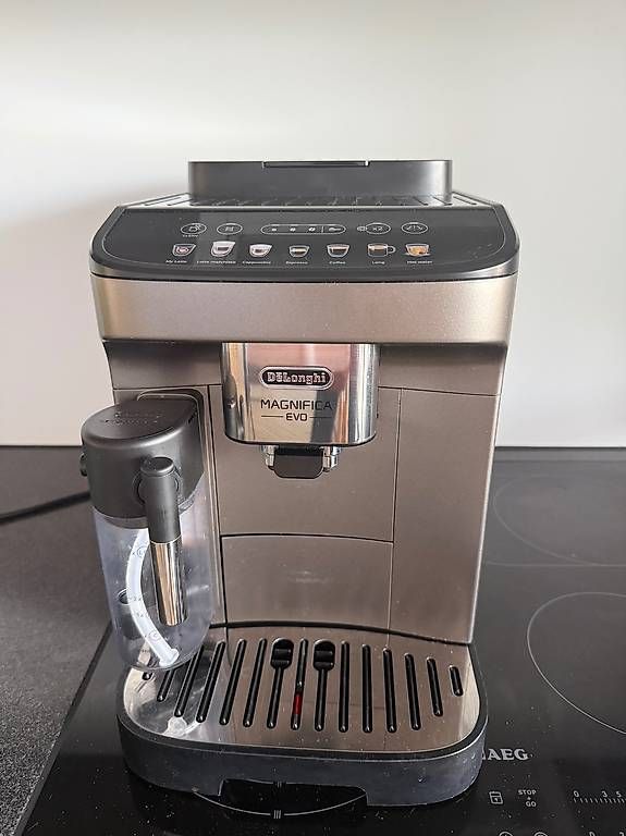 De'Longhi Machines à café & Machines à expresso: DeLonghi Magnifica ECAM290.81.TB – D'occasion à Liebefeld par chr_fr7d