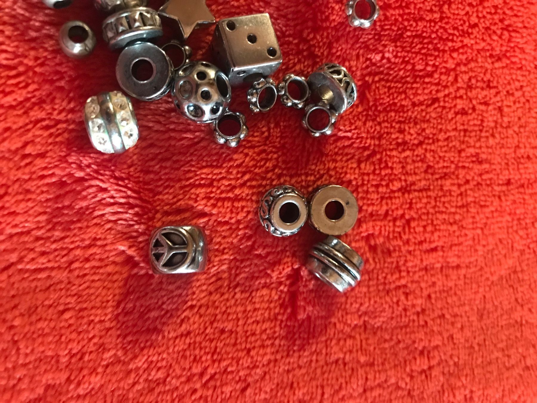 Anhänger: Mini Charms 28 Stück Kette basteln Deko – Gebraucht aus Schwyz von Maerzetuepfli 4