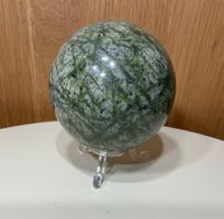 Wunderschöner Serpentin Kugel mit Ständer aus Madagaskar