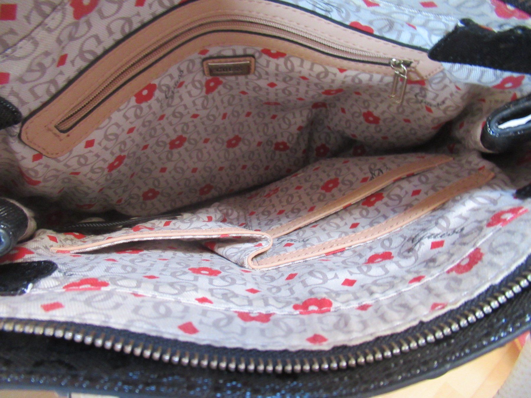 Guess Borse da donna: Handtasche Guess schwarz Logoprint mit Anhänger – Usato da Schwerzenbach venduto da Lordiman 2