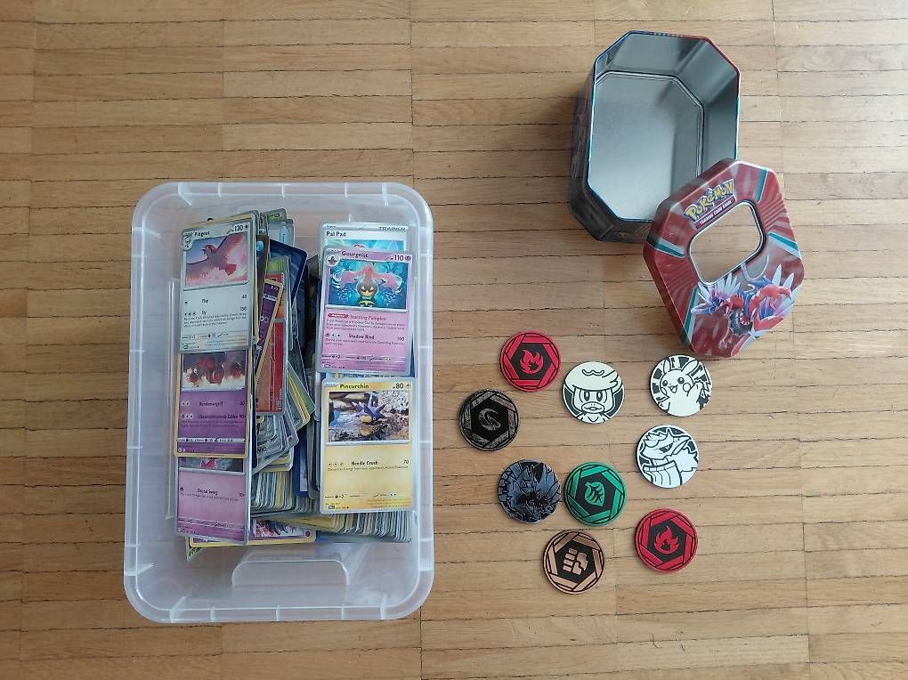 Pokémon Carte collezionabili: Über 900 Pokemonkarten + Münzen + Box – Usato da Dietikon venduto da els_ww8g