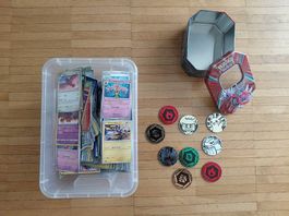 Über 900 Pokemonkarten + Münzen + Box