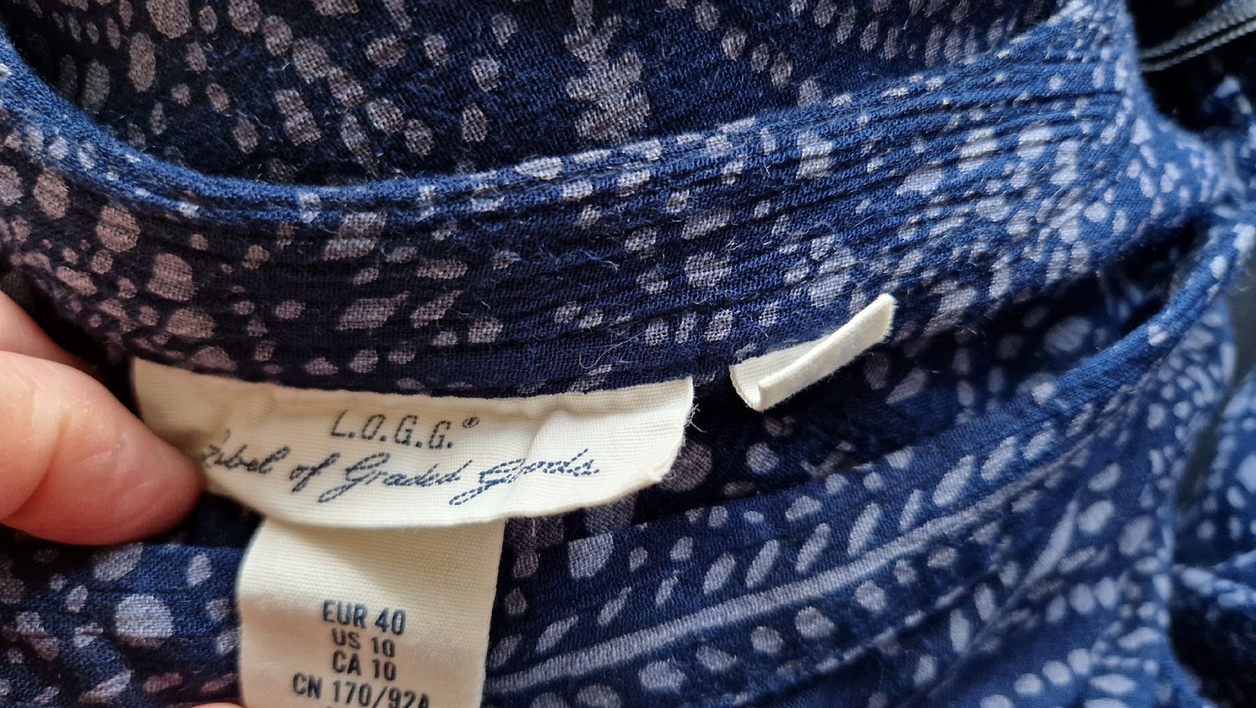 H&M Blusen: Viscose-Damenbluse Gr. 40, Blau gemustert, V Ausschnitt – Neu (gemäss Beschreibung) aus Oberengstringen von Sheera7 5