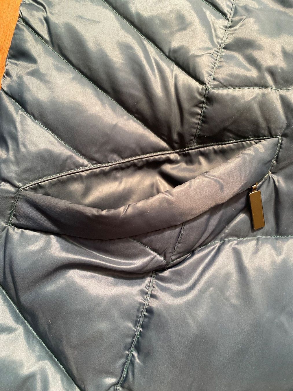 Giacche: Winterjacke Daunen mit Kapuzze Grösse 44 – Usato da Schwyz venduto da Trofana 1