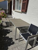 Gartentisch mit Bank und zwei Stühlen