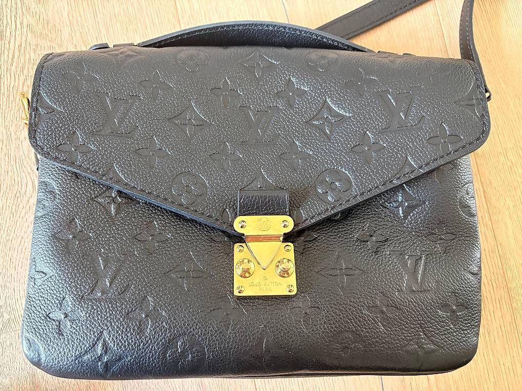 Taschen für Damen: Louis Vuitton Pochette Metis schwarz – Gebraucht aus Sarmenstorf von Bubelis 1