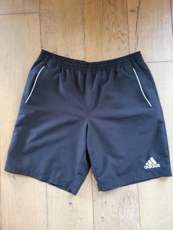Kurze Sporthose Adidas schwarz Grösse M guter Zustand