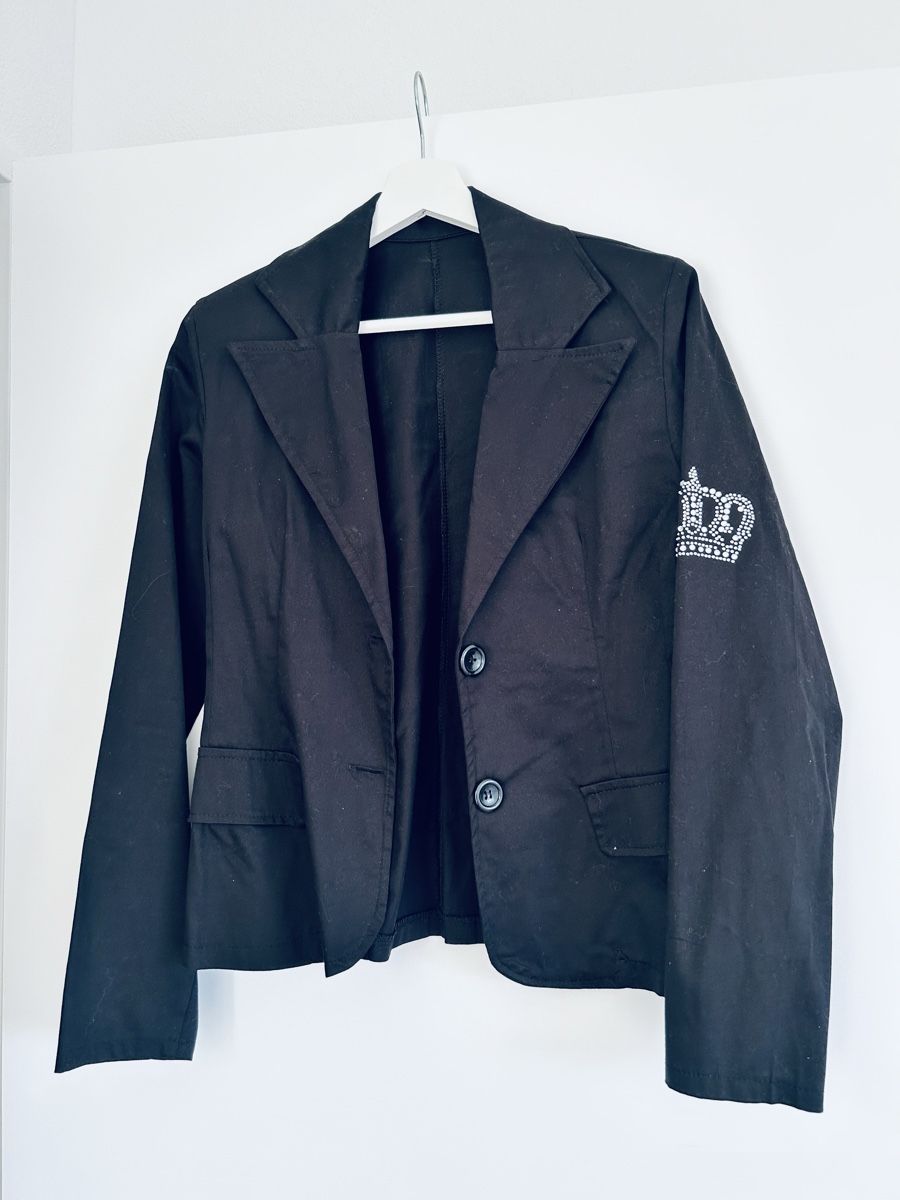Jacken: Schwarzer Blazer mit Krone – Gebraucht aus Rorschach von fla_62jm