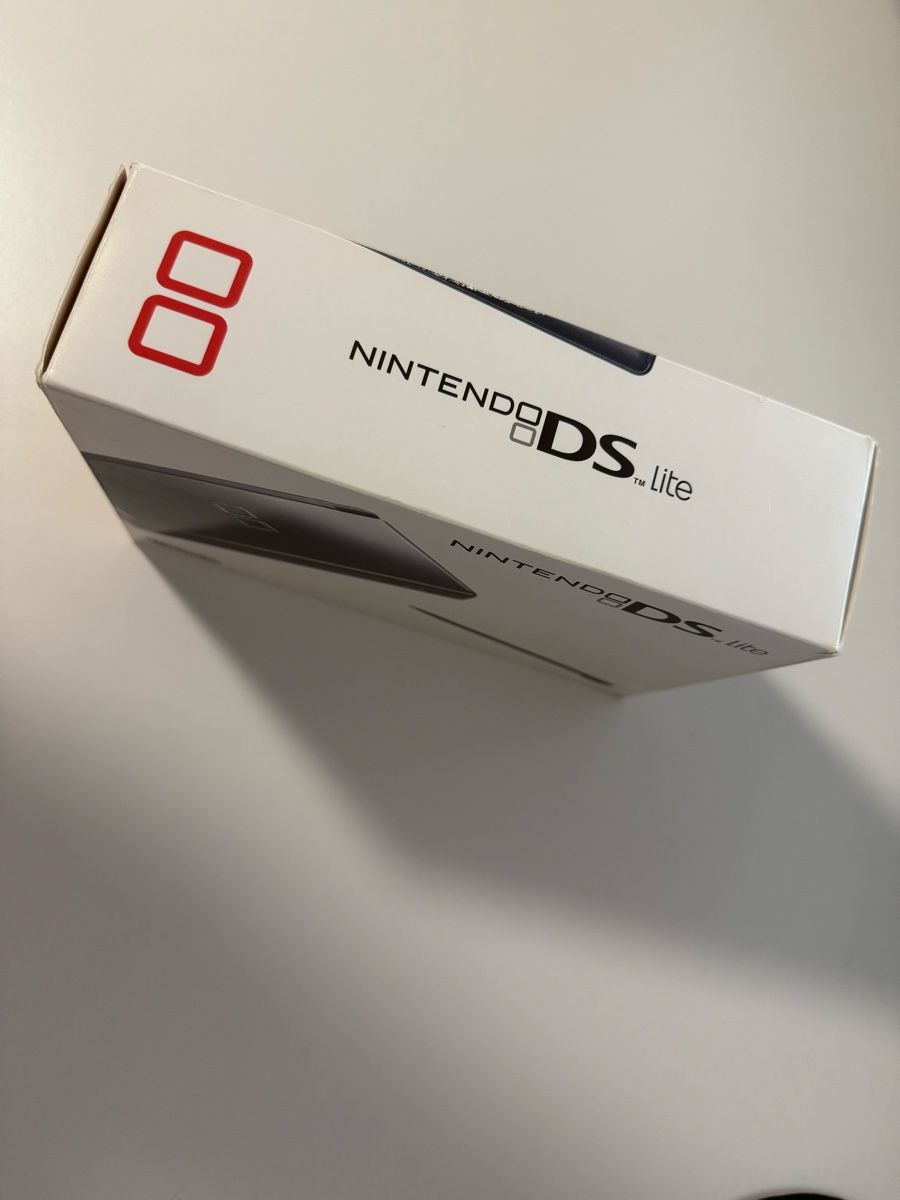 Nintendo Console: Nintendo DS Lite Console Black new with Original Packaging – Nuovo e nell'imballaggio originale da Villaz-St-Pierre venduto da AuctionWonFor3 3