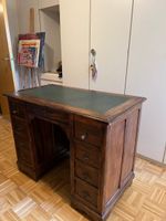 Antiker Schreibtisch aus Massivholz mit grüner Schreibfläche