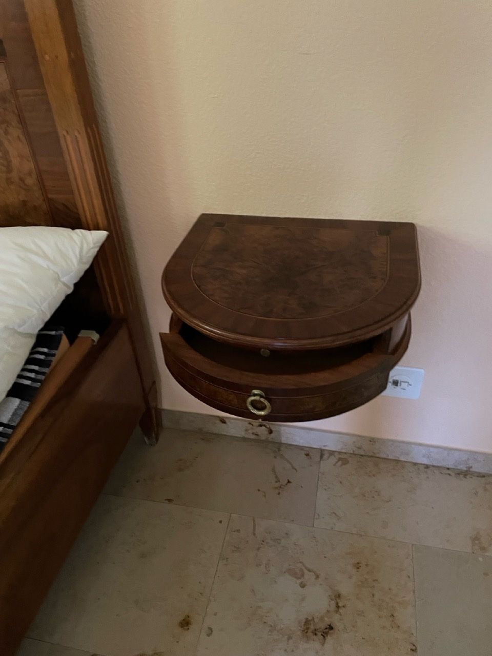 Comodini: Nachttisch an Wand – Usato da Bern venduto da Ansouis