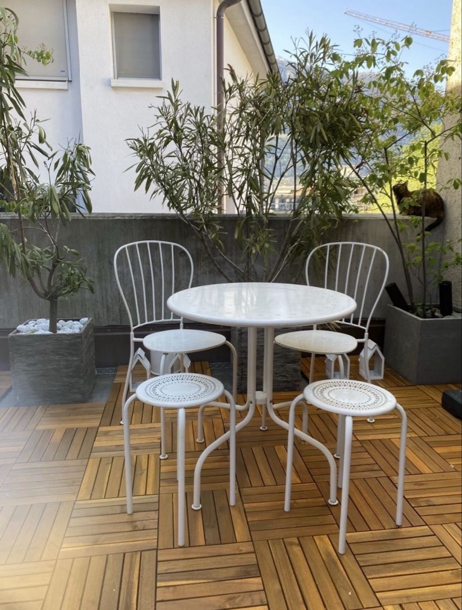 Set di tavolo e panche: Gartenset - Tisch mit Stühlen – Usato da Trin Mulin venduto da leea.c
